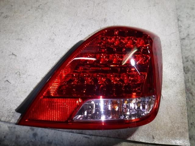 【中古】中古部品 クラウンマジェスタ UZS186 右テールランプ 【3330810100-001309805415500】