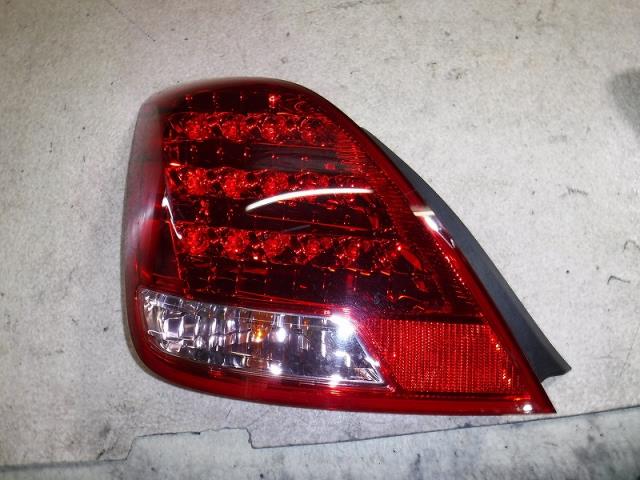 【中古】中古部品 クラウンマジェスタ UZS186 左テールランプ 【3330810100-001309805615600】