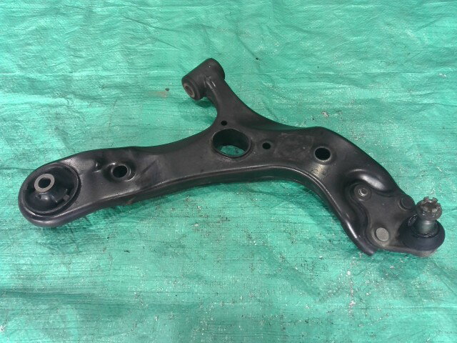 【中古】中古部品 レクサス HS ANF10 右フロントロアアーム 【3310090100-202504083251720】