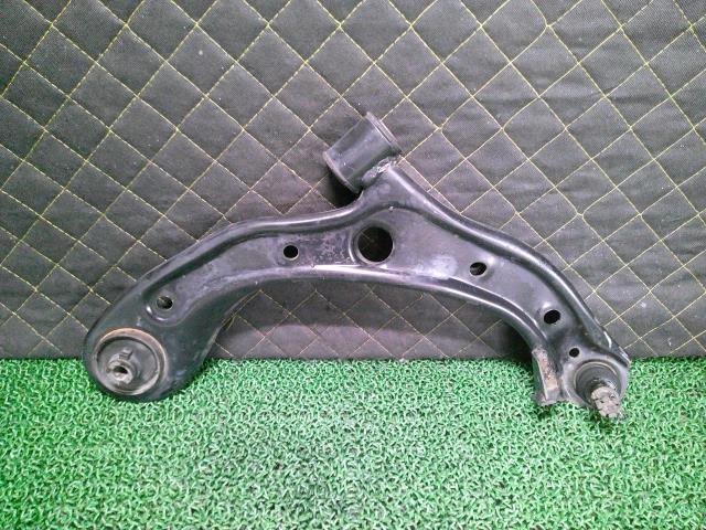 【中古】中古部品 N−BOX JF1 右フロントロアアーム 【3330660100-000024321451720】