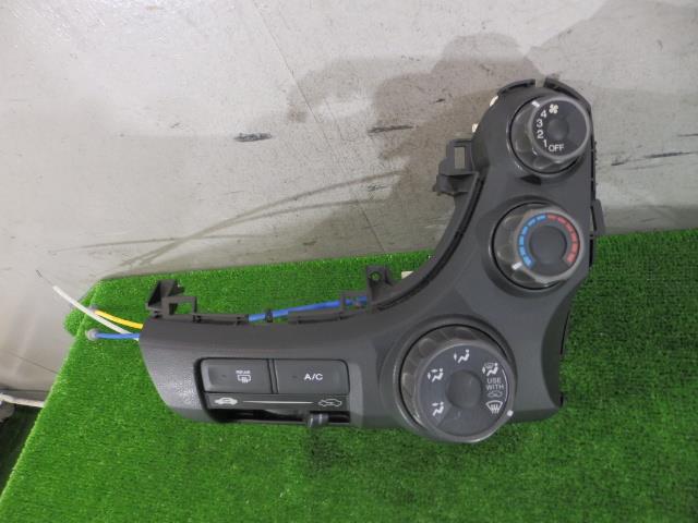 【中古】中古部品 フィット GE6 A/Cスイッチパネル 【3260250000-000025051360900】