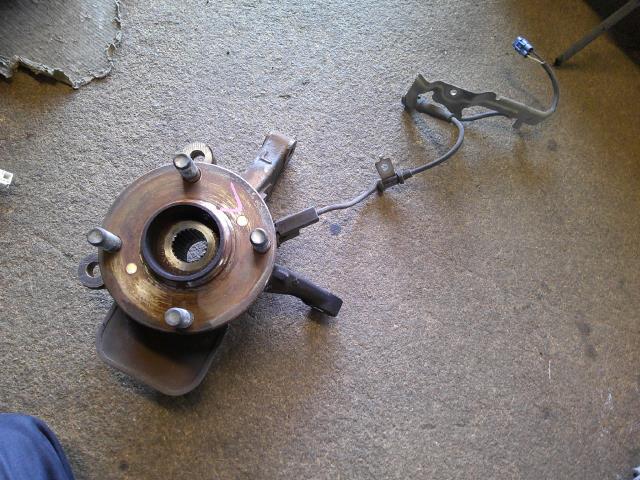 【中古】中古部品 ピノ HC24S 左フロントナックルハブ 【3310410000-000253018144340】