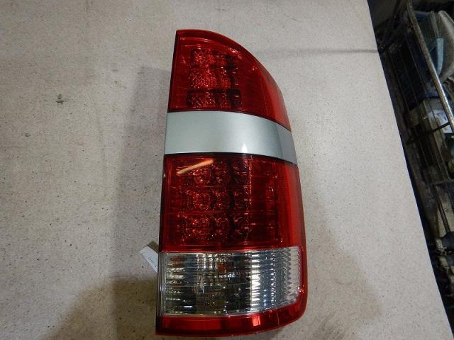 【中古】中古部品 ノア AZR65G 右テールランプ 【3330810100-001695818015500】