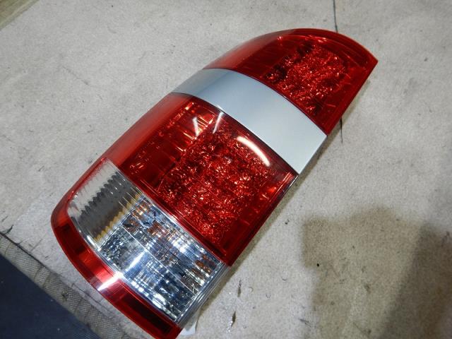 【中古】中古部品 ノア AZR65G 左テールランプ 【3330810100-001648171915600】