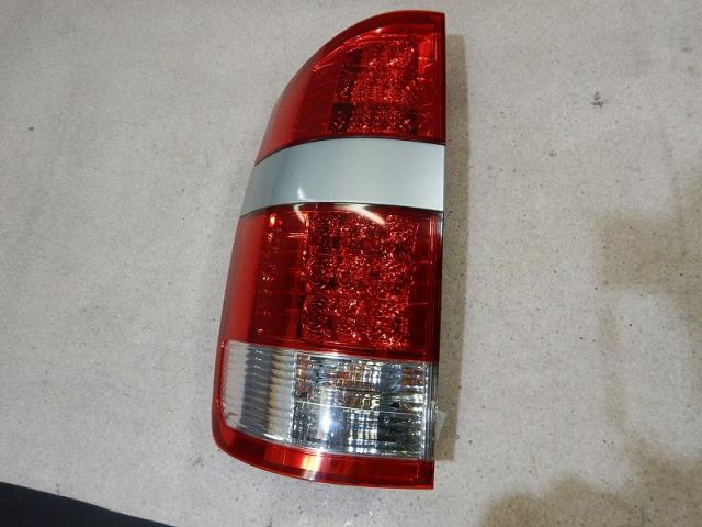 【中古】中古部品 ノア AZR65G 左テールランプ 【3330810100-001695818115600】