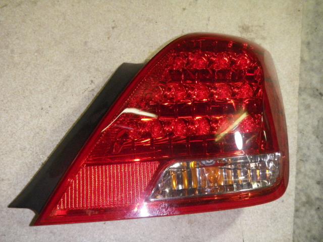 【中古】中古部品 クラウンマジェスタ UZS187 右テールランプ 【3330810100-001298895415500】