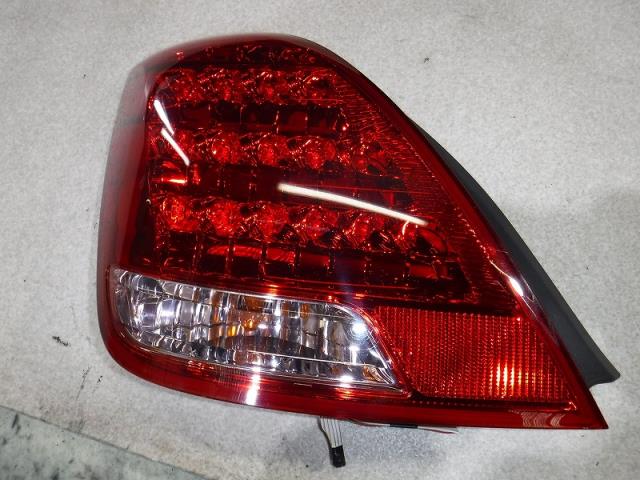 【中古】中古部品 クラウンマジェスタ UZS186 左テールランプ 【3330810100-001419172415600】