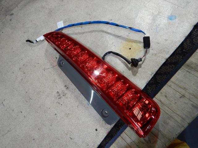 【中古】中古部品 アイシス ANM10W 右テールランプ 【3330810100-001634080315500】