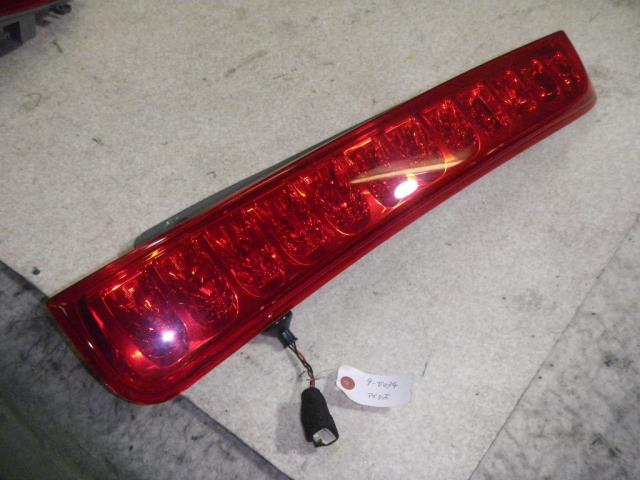 【中古】中古部品 アイシス ZNM10W 右テールランプ 【3330810100-001294225815500】