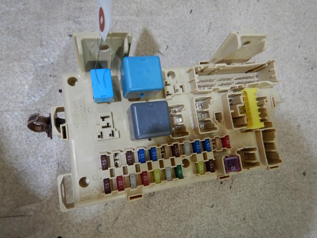 【中古】中古部品 アイシス ANM10W ヒューズボックス 【3330810100-001634081667800】