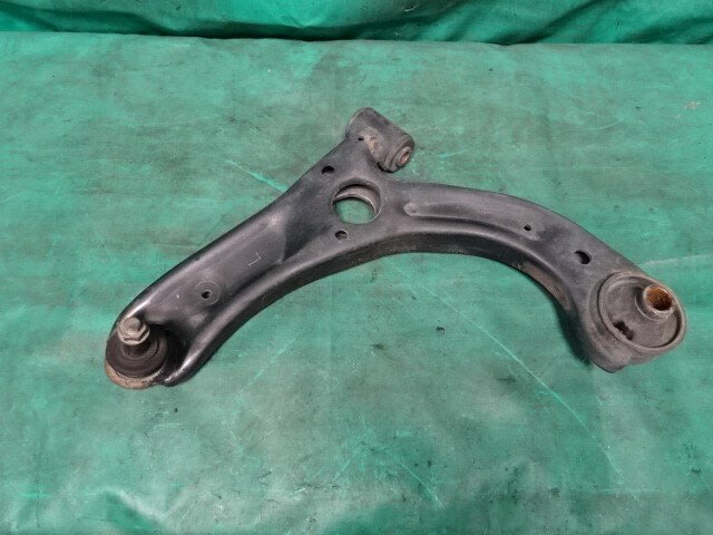 【中古】中古部品 ムーヴ LA100S 左フロントロアアーム 【3330990500-250512000351740】