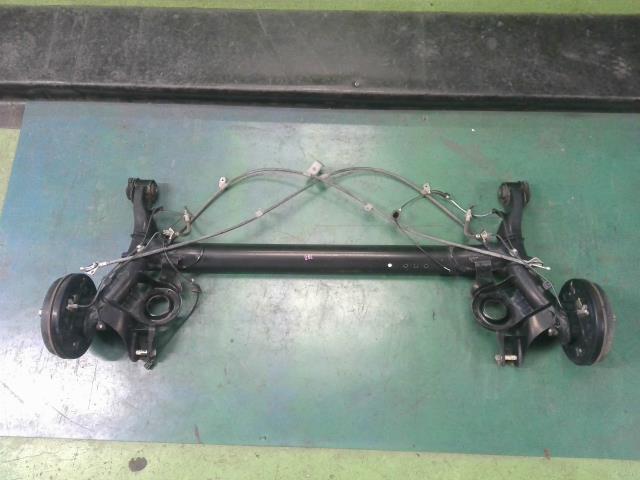 【中古】中古部品 ステラ LA150F リアアクスルビーム 【3310200100-000021884653500】