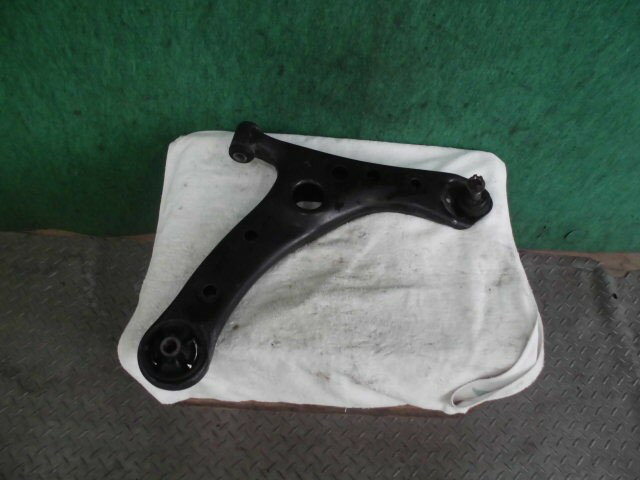 【中古】中古部品 ヴォクシー AZR60G 右フロントロアアーム 【3310420000-000002351251720】
