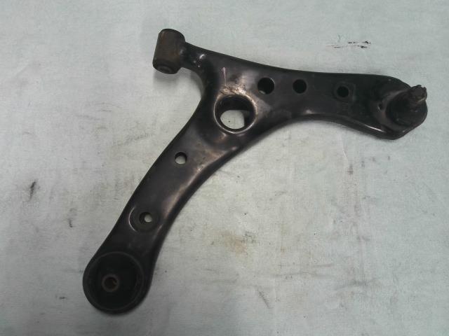 【中古】中古部品 ヴォクシー ZRR70W 右フロントロアアーム 【3310200100-000021813351720】