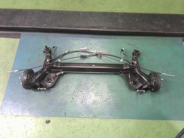 【中古】中古部品 eKワゴン B33W リアアクスルビーム 【3310200100-000021740253500】