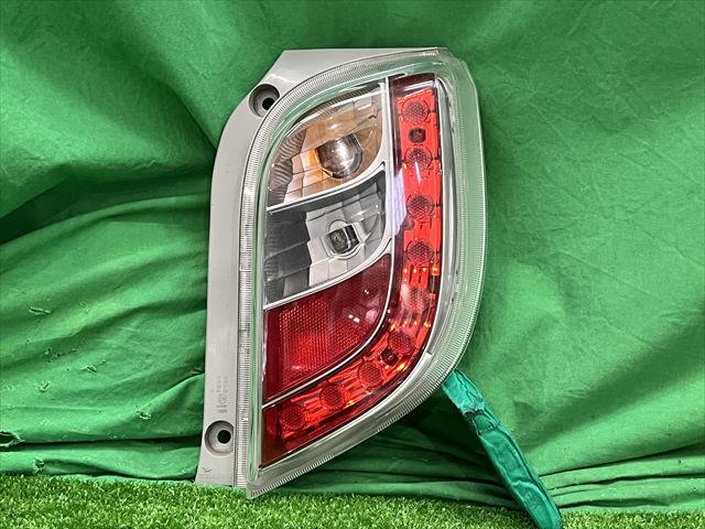 【中古】中古部品 ミライース LA310S 右テールランプ 【3330240100-002025562815500】