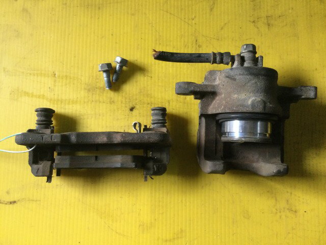【中古】中古部品 エブリィ DA17V 右フロントキャリパー 【3330960100-000052509444330】