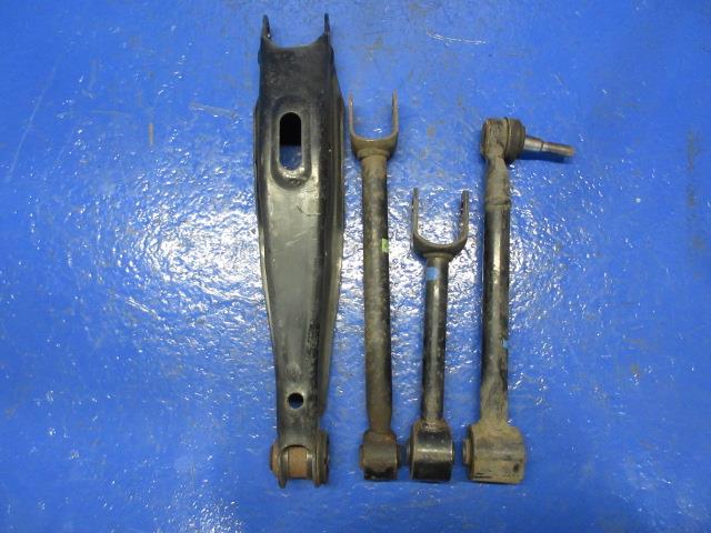 【中古】中古部品 レクサス GS GRS191 右リアロアアーム 【3310270100-000014803151820】