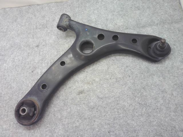 【中古】中古部品 ノア ZWR80G 右フロントロアアーム 【3310550000-250610002751720】