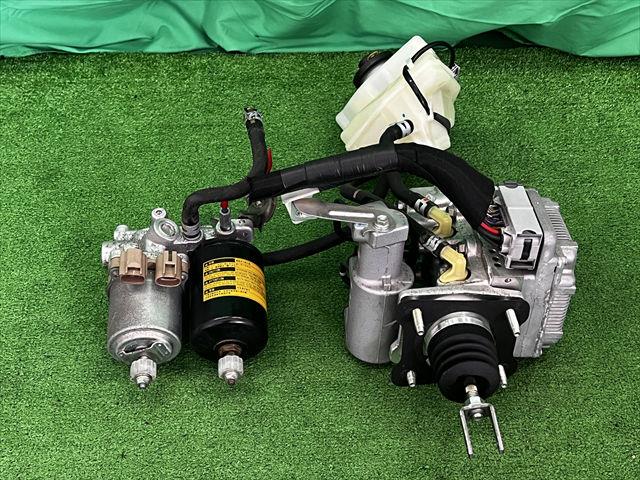 【中古】中古部品 プリウスα ZVW41W ABSアクチュエーター 【3330240100-002025571642500】