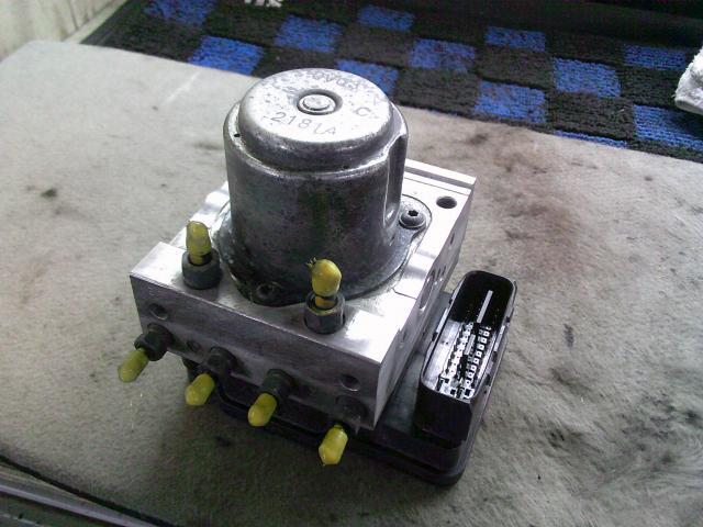 【中古】中古部品 フィット GP1 ABSアクチュエーター 【3330220100-250624000242500】