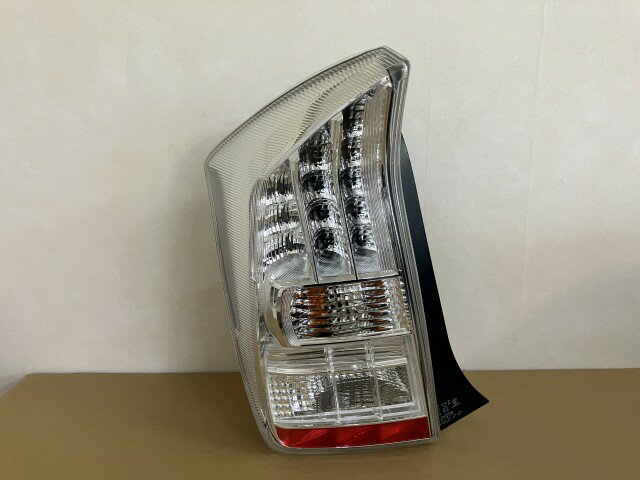 【中古】中古部品 プリウス ZVW30 左テールランプ 【3330460100-000001602415600】
