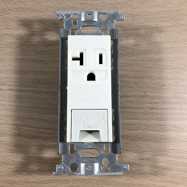 WN1931 パナソニック 15A・20A兼用埋込アースターミナル付接地 コンセント(フラット型)