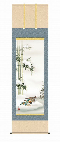 [商品について]※本商品は、メーカー取り寄せのため、欠品している場合がございます。※画像はイメージです。商品の詳細はメーカー受付窓口/HPにてご確認ください。※掲載商品は予告無く販売終了となっている場合もあり、掲載商品全ての出荷確約をするものではありません。[注意事項]納期は約7〜10日前後です。[返品・交換について]返品不可：返品不可の商品⇒詳細はこちらをクリック※当店ではお客様都合による交換は受け付けておりません。■メーカー/品番三幸 KZ2A5-060■商品カテゴリ家具・インテリア 掛け軸・額絵・絵画 掛け軸 花鳥画■適応畳数幅54.5×高さ約190cm■本体サイズ幅54.5×高さ約190cm■商品説明サイズ区分： 尺五主な仕様： 三幸 新絹本 洛彩緞子本表装福田春草 山と海を見て育ち、自然の息吹を体感で会得する。後に作風に強く影響を与え、情感あふれる山水画は高い評価を得る。暁山会会員。おしどり夫婦とは仲睦まじい夫婦の代名詞。新春に末永い夫婦円満の願いを込めて飾る、古典美あふれる彩で描いた吉祥作品です。■検索コード 20201203■ジャンル ホビー アート・美術品・骨董品・民芸品 掛軸■カテゴリ 家具・インテリア 掛け軸・額絵・絵画 掛け軸 花鳥画[メーカー直送について]本商品はメーカー直送品となります。代金引換はご利用頂けません。・配送地域：全国※沖縄・離島・北海道除く・直送送料：配送地域内送料無料・日時時間指定：日時・時間指定不可※商品は1階での軒下渡しとなります。室内への搬入は行っておりません。※通常配送商品との同時注文(同梱)は不可です。メーカー直送の場合は単品でのご注文をお願いいたします。