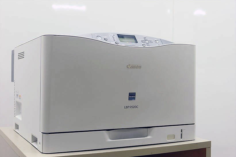 おすすめポイント ●自動両面機能搭載で、紙の節約にも貢献できるプリンターとなっております。 ●USB、LANで接続してプリントアウトできる商品です。 商品詳細 ■管理番号 24048 ■メーカー キャノン/Canon ■商品名 Satera LBP9520C ■配送内容 家財おまかせ便Aランクサイズで発送いたします。 ※地域によっては、時間帯指定に別途料金が発生、または時間帯指定が出来かねる場合がありますので、事前にお問い合わせください。 ■配送料金 配送料金についてはこちらをご覧ください。 ■動作確認/商品状態 各種用紙で給紙カセット、手差し給紙を各10枚程度連続で行いました。動作確認のOSは「Windows11」です。 カラースキャン機能：確認済み。 両面印刷機能：確認済み。 問題なくプリントされており、正常動作品です。 外観など、クリーニングして発送いたします。（中古品の為、落ちない汚れ、擦り傷、塗装はがれ、黄ばみ等はご容赦ください。） ■保証内容 商品到着日を含む7日間または1,000枚までの初期動作保証。 （消耗品は保証の対象外です） 詳細はこちらでご確認ください。 ■機能 フルカラープリント機能、自動両面プリント ■給紙 1段給紙カセット、手差しトレイ ■印刷速度 カラー印刷時：31枚/分(A4横送) モノクロ印刷時：31枚/分(A4横送) ■用紙サイズ 最大A3用紙サイズ ■カウンタ 9,692枚 （出荷前の商品チェックで多少増加します） ■トナー残量 BK：1％-15％、C：30％-100％、M：30％-100％、Y：30％-100％ 出荷前のテストで減る場合がございますので、予めご了承ください。 ■インターフェイス USB2.0 Hi-Speed×1、USB Host×1 1000Base-T/100Base-TX/10Base-T ■メーカーサイト 詳細は下記URLをご確認ください。 ttps://faq.canon.jp/app/answers/detail/a_id/76501/~/% E3%80%90%E3%83%AC%E3%83% BC%E3%82%B6%E3%83%BC% E3%83%93%E3%83%BC%E3%83 %A0%E3%83%97%E3%83%AA%E 3%83%B3%E3%82%BF%E3%83% BC%E3%80%91lbp9520c%E6%A 9%9F%E7%A8%AE%E4%BB%95% E6%A7%98 ■ドライバー 下記URLよりダウンロード可能です。 ttps://canon.jp/support/software/os?pr=3544 ■マニュアル 下記URLよりダウンロード可能です。 ttps://canon.jp/support/manual/lasershot/9660ci-9520c ■サイズ/重量 幅545mm×奥行き591mm×高さ361mm 約34kg ■付属品 電源ケーブル、残存トナーカートリッジ