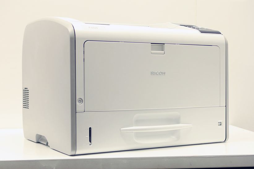 おすすめポイント ●ネットワーク標準対応で複数台のパソコンからプリント可能。 ●片面39枚/分、両面29ページ/分の高速印刷。 ●最大A3まで対応、1200dpiの高精細印刷。 商品詳細 ■管理番号 23043-6 ■メーカー RICOH ■商品名 P6020 ■配送内容 送料無料で発送いたします。 ■動作確認/商品状態 Windows11にてテスト印刷済み。 モノクロプリント機能：正常 両面印刷機能：正常 ネットワーク接続：正常 クリーニング済みですが、中古品のため多少の擦れ・汚れ・黄ばみ等はご容赦ください。 ■保証内容 商品到着日を含む7日間または1,000枚までの初期動作保証。 （消耗品は保証対象外） 詳細は こちら をご確認ください。 ■機能 モノクロプリント、両面印刷 ■カウンタ 46,420枚 (出荷前のテストで多少増加します) ■給紙 1段給紙カセット（275枚）、手差しトレイ（100枚） ■印刷速度 片面：A4 39枚/分両面：A4 29ページ/分 ■用紙サイズ 最大A3サイズ ■インターフェイス Ethernet（1000BASE-T/100BASE-TX/10BASE-T）、USB2.0 ■メーカーサイト 詳細は以下URLでご確認ください。 ttps://www.ricoh.co.jp/products/list/ ricoh-p-6030-6020-6010-6000/spec ■ドライバー 詳細は以下URLでご確認ください。 ttp://support.ricoh.com/bbv2/html/dr_ut_d/ipsio/model/ipc6020/ ipc6020.htm?search_dl1=psio-model-ipc6020-ipc6020_htm ■サイズ/重量 469 × 392 × 348 mm（幅×奥×高） 約21.0kg（本体のみ） ■付属品 電源ケーブル、残存トナーカートリッジ、残存ドラムユニット ■消耗品 RICOH SP トナー6400／6400H、RICOH SP ドラムユニット6400
