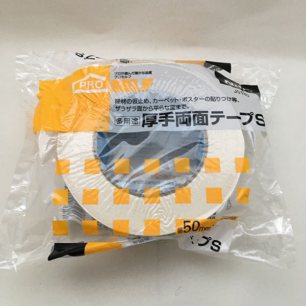 仕様品番：J0180規格：0.4mm×50mm×15m用途：広告・ポスターなどの貼り付けにベニヤ板などの仮接着に基材：布粘着剤：ゴム系はくり紙：紙● 平らな面から、ザラザラ面まで柔軟性のある厚手多用途タイプの両面テープ検索ワード：建材 仮止め カーペット ポスター 貼り付け ベニヤ いろいろ マット