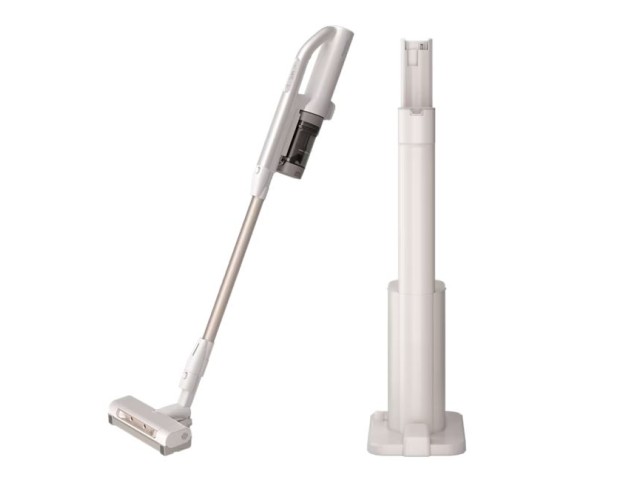 ［※お取り寄せ商品です※］ ■軽さで、掃除がラクに変わる。 　標準質量1.5 kgの軽量設計。手元に負担がかかりにくく、階段や高い場所、部屋間の移動もスムーズです。 ■小さなゴミから大きなゴミまでパワフルに吸引。 　マイクロミストやスゴ取れセンサーで微細なゴミまで見逃さず、パワフルに吸引します。 ［パワフルな掃除を支える主な機能］ ● マイクロミスト：さらっとした心地いい床へ ● スゴ取れセンサー：目に見えないゴミもしっかり吸引 ■自動ゴミ収集機能で、掃除後のお手入れをラクに。 　クリーンドック（自動ゴミ収集機能）あり。ドックに戻すたび、ダストボックスのゴミを自動で収集。掃除の後の手間やわずらわしさを減らします。ゴミ捨ては約3.5か月に1回でOK。 ■使いやすさを追求。すみずみまで掃除しやすく、お手入れもラクに。 　すき間掃除をもっとスムーズにする、親子ノズル。かがむことなく簡単切り替え。立ったままペダルをポンと踏むだけで子ノズルに切り替え可能なので、気になるすき間も、掃除の流れを止めずにサッとお掃除。見えにくい場所まで、しっかりきれいにできます。また、EDライト搭載で、見えにくいところのゴミもくっきり照らします。 ■インテリアになじむデザイン。 　クリーンドックと一体化した、すっきりとした佇まい。リビングに置いて、必要な時にすぐ使えます。 □仕様□ ・集じん方式：スティック サイクロン式 / クリーンドック 紙パック式 ・電源方式：コードレス式 ・集じん容積：スティック 0.15L / クリーンドック 0.9L ・使用時間の目安：強 約8分 / 自動 約8～30分（※満充電・電池初期20℃時。） ・充電時間：約3時間 ・運転音：スティック 67～約63dB / クリーンドック 約69dB（※運転音の表示は、JIS C 9108に準拠。クリーンドックはパナソニック社基準。） ・発見センサー：スゴ取れセンサー ・ノズルタイプ：パワーノズル ・ブラシ：からまないブラシPlus ・ローラー：特殊加工ローラー ・マイクロミスト：噴霧時間 約17～約30分（※20℃時。使用環境により異なります。） ・LEDライト：○ ・親子ノズル：○ ・LEDライト：子ノズル ○ ・壁ぎわ集じん：○ ・寸法（幅×奥行×高さ）：スティック時 幅220×奥行き174×高さ1112mm / 本体 幅79×奥行き153×高さ380mm ・質量：スティック時 スティック時：1.5kg / 本体 0.8kg（※本体質量は本体のみの質量。スティック時は本体・延長管・床用ノズルを含む合計質量。） ・使用電池：リチウムイオン電池 ・付属品：ブラシ付きすき間ノズル,紙パックAMC-NU1（1枚） ・JAN：4550719226445 ※画像はイメージです。 ※商品はセパレート型コードレススティック掃除機 MC-NX600KM-W シルクホワイト（1点）です。