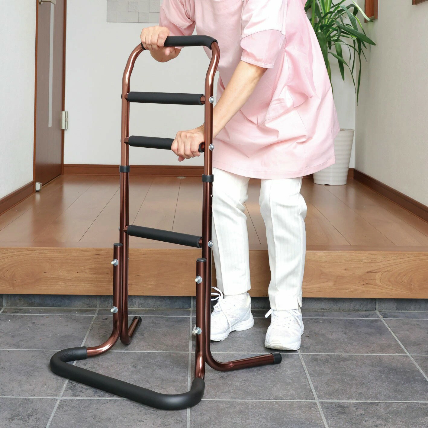 Rakuten - 立ち上がり補助器具 手すり付き 4段式 高さ調節機能付き 介護用 転倒防止 足腰 負担軽減 玄関 寝室 ベッド リビング 床 組み立て簡単 介護用品 室内 手すり台 送料無料 ※北海道、沖縄県、離島を除く 【ロジ発送】