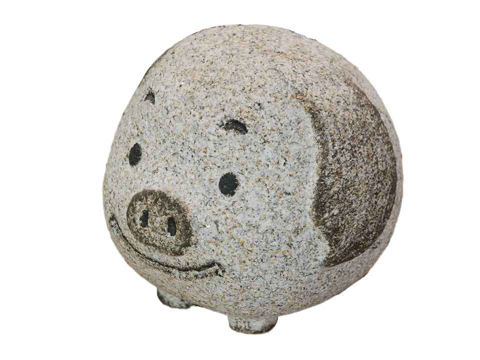 商品説明 ■商品名：「ぶた」 ■商品：石のインテリア　豚の彫刻品 ■サイズ：幅約12センチ 　　　　　　高さ約12センチ 　　　　　　奥行き約12センチ ■重量：約2.7キロ ■商品特徴： ●国産の豚（ブタ）の彫刻品です。 ぶたはニワトリとともに古くから貯金箱に 使われていました。 これは多産・謙虚さ・有用性などから 幸運のシンボルとされ、世界各国で福を招く、 お金が貯まるなど、幸運の象徴となっております。 彫りも着色もとても良くされていて、 さすが磯貝彫刻の作品です。 可愛い表情で癒し系アイテムとして リビングや玄関などインテリアとしてオススメです。 ※石なので模様が1つ1つ若干違いますので ご了承下さい。 ■送料：送料無料 ※沖縄・離島は別途お見積もりになります。 ■備考： 石なので硬質です。取り扱いには十分ご注意下さい。 ※石の処分について・・・ 弊社から購入した石の処分にお困りの時はご連絡下さい。 彫刻品シリーズトップページはこちら！ 磯貝彫刻トップページはこちら！ 楽天国際配送対象商品（海外配送) 詳細はこちらです。 Rakuten International Shipping Item Details click here■石の本場　愛知県岡崎市から 石材界のブランド！ 磯貝彫刻の作品を販売させて頂くことになりました。 国産品の可愛らしい石の彫刻品をご覧下さい。 ■一つ一つが手作りの一品モノ！ この彫刻品は熟練の職人が一つ一つ制作した可愛い彫刻品です。 着色が施してありとても良い表情で多くの方に喜ばれており、贈り物としても最適です。 ■国産彫刻だから分かる温かみ 外国産彫刻品には無い国産彫刻ならではの温かい表情の彫刻品が勢揃い！ 熟練の職人が匠の技術で彫った世界にたった一つの手作りの作品を全国の皆様にお届け致します。