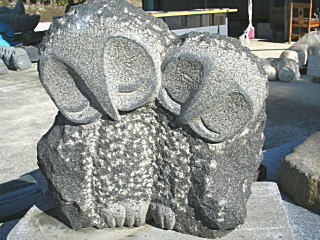 黒御影石フクロウ寄り添っていてカワイイ表情ですね夢石オーナー作です。。。ふくろう黒御影石...