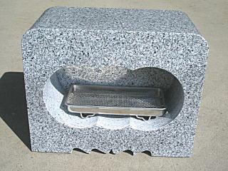 白御影石の香炉です。幅30.5cm、重さ23kgステンレスの線香皿プレゼント！角型香炉G614