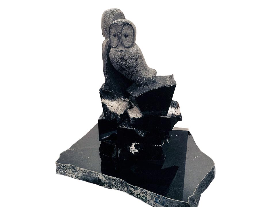 作品名「縁2015」神永大輔作福島県産黒御影石「浮金石」を使用して梟（ふくろう）を彫りました高さ約140cm重さ900kg（フクロウと台座の合計）送料別途見積り