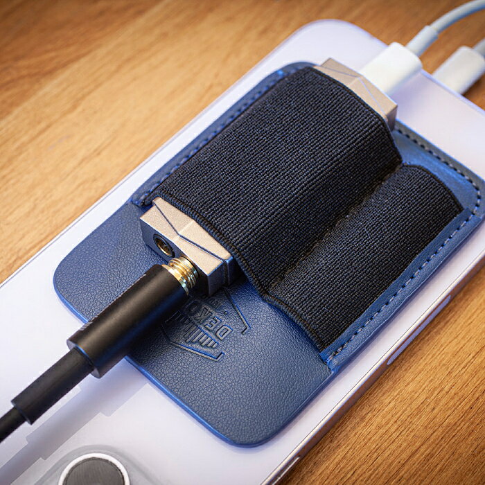 DEKONI AUDIO MagDac【ACC-MAGDAC】オーディオアクセサリ ポータブルDACアンプ専用ホルダー MagSafe対応 マグネットタイプ 着脱式 スマートフォン用 持ち運び PUレザー デコニオーディオ e-earphone-10039773 eイヤホン楽天市場店 サンプル画像3