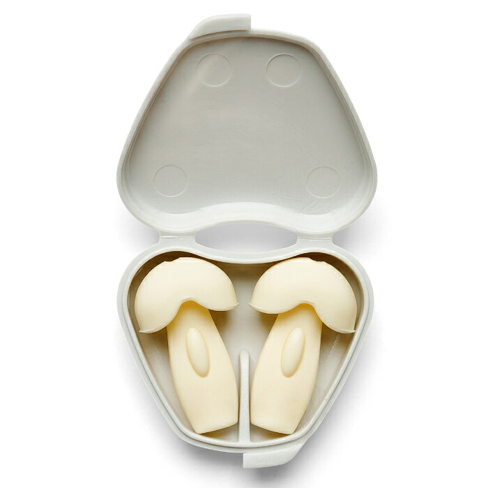 すべての音をクリアに、耳には優しく。Thunderplugs　Thunderplugs x HE▼ 均一な音量減衰とクリアな音質一般的な耳栓にありがちな「音がこもる」「特定の音が消える」といった現象を解消するため、極めて均一な音の減衰を実現しました。全体の音量を25 dB（CE認定）低減させながら、ボーカルや楽器の自然な響きをそのまま耳に届けます。ライブ会場の音量は、しばしば100 dBを超過します。短時間の曝露でも内耳の構造に負担を与え、終演後の耳鳴りや、長期的には回復困難な聴覚障害につながる可能性があります。Thunderplugs x Happy Earsを使用することで、音楽のクオリティーを損なうことなく、危険な音域から聴覚を安全に保護することができます。▼ 独自の楕円形デザイン適正な密閉感と遮音性能を発揮する、人間の外耳道の形状に合わせた「楕円形」のデザインを採用。ウレタン製耳栓のように耳の中で膨張することがないため、長時間の装着でも圧迫感や痛みを伴いません。装着時の見た目も目立ちにくく、ライブやフェスの環境に溶け込みます。▼ グローバルでの採用実績SXSW（アメリカ）、Lollapalooza（アメリカ）、Reeperbahn Festival（ドイツ）など、世界的な音楽イベントで公式イヤープラグとして推奨されています。音質と聴覚保護を両立する信頼性が、多くのオーガナイザーに評価されています。▼ 使用方法本体の軸（Stem）の部分をつまみ、大きい楕円形の先端を耳に挿入します。初めて使用する方は、耳栓を耳の穴に深く押し込みすぎないように注意してください。耳栓が取り出せなくなる可能性があります。挿入具合を調整して自然に快適に耳に収まるまで試してみてください。耳栓は自然に耳道の基部に密着します。数回使用すれば挿入と取り外しが非常に簡単になります。▼ メンテナンス洗って約2年間使える、タフな設計Thunderplugs x Happy Earsは丸ごと水洗いが可能で、使い捨てタイプとは異なり、長期間にわたり衛生的にご使用いただけます。部品交換の必要がない一体型デザインのため耐久性が高く、適切なお手入れを行うことで約1〜2年間（時々のご使用であれば数年間）繰り返し使用可能な、コストパフォーマンスに優れた製品です。汚れた場合は、ぬるま湯と石鹸で優しく洗い、よく乾かしてからケースに収めてください。交換の目安安全な遮音性を維持するため、以下の状態が見られた場合は新しい製品へのお取り替えをご検討ください。・素材にひび割れなどの物理的な劣化がある・遮音性や密閉感が低下したと感じる・装着時のフィット感に変化が生じた▼ スペックサイズM（楕円部分：約14 mm x 8 mm）質量約4 g 関連キーワード 耳栓 遮音 遮音性 睡眠 勉強 集中 仕事 デスクワーク 移動 飛行機 電車 旅行 出張 ビジネス S M L 小さい 大きい 替え 柔らかい フィット 装着感
