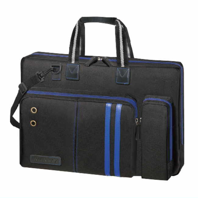 【書道バッグ カスタムポケット 商品説明】 ◆シンプルでかっこいい書道バッグ ・黒地に、ブルーのファスナーとブルーの2本のラインがかっこいい書道バッグです。 ・落ち着いたデザインで、中高生になっても使える習字バッグです。 ◆機能性抜群 ・手さげ・ショルダーの両方で使える2ウェイタイプ。 持ち運びにも便利です。 ・バッグの外側に、中皿と墨液を入れる専用ポケットが付いています！ 従来の商品だと、バッグの中で場所をとっていた中皿と墨液を専用ポケットに入れることで バッグ本体の収納に余裕ができ、新聞紙や半紙等、たくさん収納いただけます。 ◆機能面とデザインを兼ね備えた、小学生におすすめの書道バッグです。 ★バッグ単品の販売です。書道セットはついておりません。 こちらは【バッグのみ】の販売です 【書道セット】のお求めは こちらから 【セット内容】 ■書道バッグ(カスタムポケット) ・書道バック（ショルダーベルト付き） ・中皿（フタ付） ・半紙ホルダー 【サイズ】 ■書道バッグ外寸 ・約 横38×縦26×マチ4cm(持ち手・ポケット部分含まず) 小学生 女の子 男の子 小学校 人気 かっこいい おすすめ　習字 書道 かばん