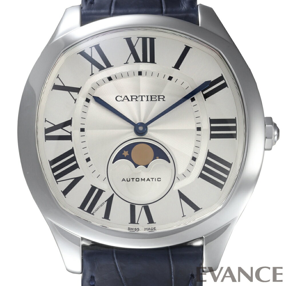 89％小傷程度 ■ブランド CARTIER カルティエ ■商品名 ドライブ ドゥ カルティエ ムーンフェイズ ■型番 WSNM0008 ■素材 ステンレス ■サイズ メンズ（縦40mm×横41mm） ■動力 自動巻き ■ダイアル シルバー ■インデックス ローマ ■ベルト ブルー アリゲーターストラップ（バックル） ■防水 日常生活防水 ■保証 中古　1年保証 ■コンディション 89％ ■付属品 ギャランティ・メーカー修理明細書・メーカーサービスケース ■機能／その他 ムーンフェイズ シースルーバック 2016年発表の新たな男性向けコレクション「ドライブ ドゥ カルティエ」。ヴィンテージカーが持つ流麗で優雅な雰囲気を思わせるボリューム感のあるケースに、ローマ数字や剣型針、ギョーシェ彫りダイアルが合わされ、シンプルながらモダンな仕上がりとなっています。 こちらの「WSNM0008」は、ムーンフェイズ表示が文字盤のアクセントになっており、クラシカルな雰囲気が感じられる1本。生産終了となっており、中古市場でも流通量が少ないモデルです。 2025年7月にメーカーにてコンプリートサービス、ライトポリッシュを行っています。修理明細書付き。 軽微な傷が残る程度で、純正ストラップの使用感も少なく、全体的に綺麗な状態です。 付属する国内ギャランティの日付は、2024年4月。メーカーのサービスケースが付属します。 【カルティエについて】 　1847年パリで設立し、“王の宝石商、宝石商の王”と称される世界屈指の名門ジュエラー「カルティエ」。 カルティエにおける腕時計の歴史は、1904年に飛行家サントス・デュモンのために腕時計を製作したことに始まります。以来、戦車をモチーフとした「タンク」、 貴族の要望に応えた防水時計「パシャ」、 浴槽をイメージした女性用モデル「ベニュワール」など、 繊細さとストーリー性を備えた数々のウォッチ・コレクションを展開。男女問わず愛されています。 腕時計愛好家　人気ハッシュタグ #Cartier #カルティエ #パシャ #CartierWatch #タンク #カルティエ時計 #タンクフランセーズ #タンクルイカルティエ #パンテール #サントス #バロンブルー #ヴィンテージ #アンティーク #vintagewatch #時計 #腕時計 #vintagerolex 販売店：銀座エバンス (エバンス EVANCE エバンス銀座 EVANCE銀座 銀座店)カルティエ ドライブ ドゥ カルティエ ムーンフェイズ WSNM0008