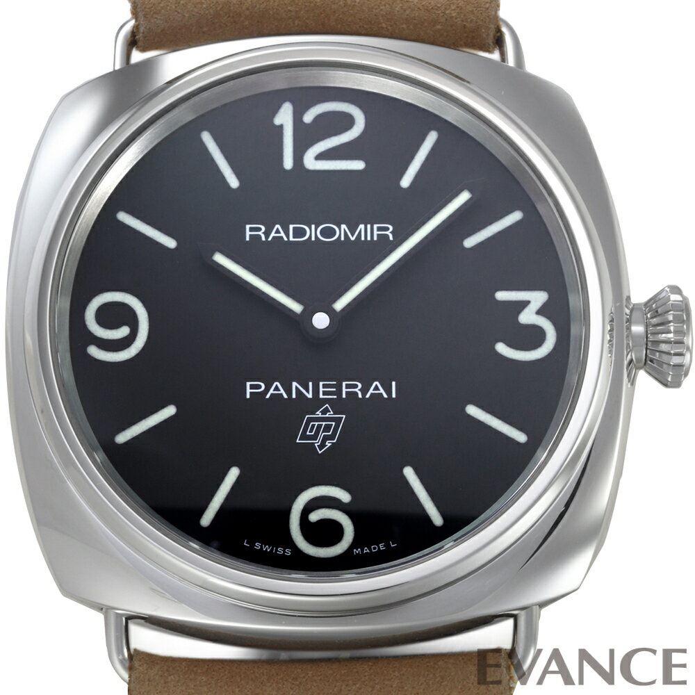 89％小傷程度 ■ブランド PANERAI パネライ ■商品名 ラジオミール ベース ロゴ ■型番 PAM00753 ■素材 ステンレス ■サイズ メンズ（直径45mm） ■動力 手巻き ■ダイアル ブラック ■インデックス アラビア／バー ■ベルト ベージュ カーフストラップ（尾錠） ■防水 100m防水 ■保証 中古　1年保証 ■年式 2021年 ■コンディション 89％ ■付属品 ボックス・ギャランティ・取扱説明書 1938年にイタリア海軍に向けて製造していたミリタリーウォッチを再現したラジオミール。ワイヤーループと呼ばれるベルトの取付パーツや円錐形のリューズ、存在感のあるクッションケースを特徴としたクラシックなコレクションです。 こちらは視認性の高い2針仕様で、文字盤に “OP” ロゴが入るベーシックな「PAM00753」。ムーブメントは自社製のキャリバーP.6000を搭載しており、手巻きながらもパワーリザーブが3日間と扱いやすいモデルとなっています。 X品番、2021年製造のモデルです。 コンディションが良好でしたので、弊社にて点検とクリーニングのみ行っています。 微細な傷は見られますが、使用感も少なく綺麗な印象です。 純正のストラップに、若干の使用跡があります。 付属する国内ギャランティの日付は、2022年12月。ボックスは内箱のみとなります。 腕時計愛好家　人気ハッシュタグ #Panerai #Paneristi #PaneraiStrap #パネライ #PaneraiWatch #PaneraiLuminor #PaneraiWatches #PaneraiSubmersible #PaneraiRadiomir #ヴィンテージ #アンティーク #時計 #腕時計 販売店：銀座エバンス (エバンス EVANCE エバンス銀座 EVANCE銀座 銀座店)パネライ ラジオミール ベース ロゴ 45mm PAM00753
