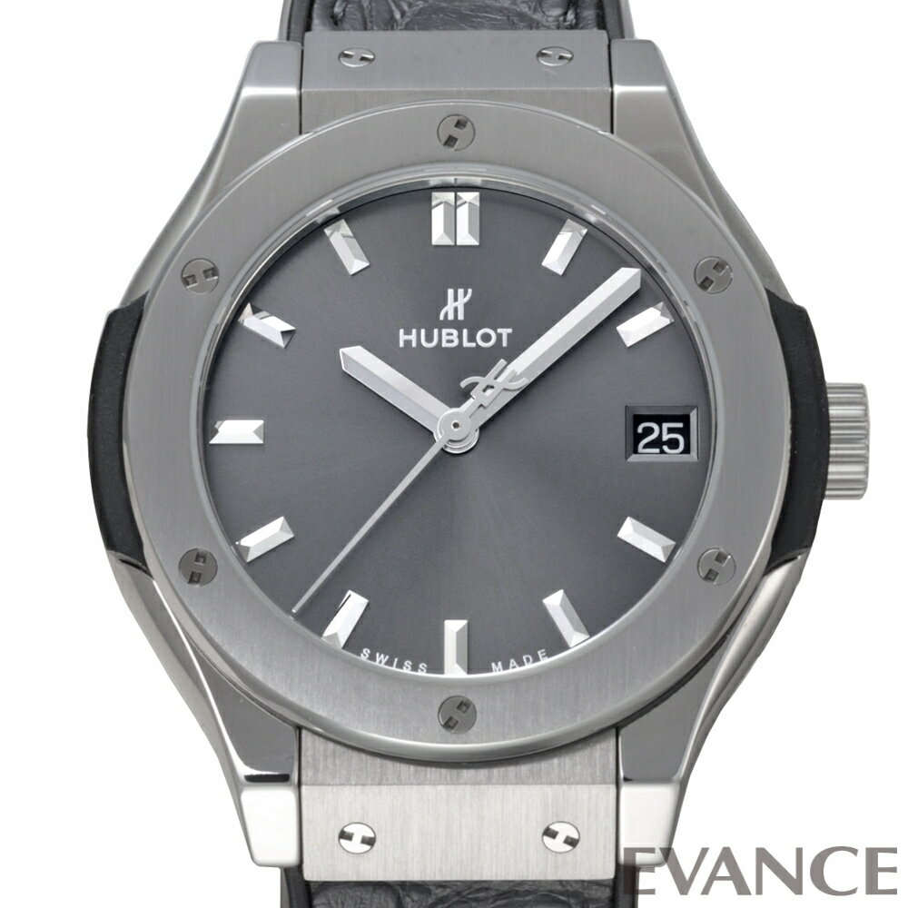 88％小傷程度 ■ブランド HUBLOT ウブロ ■商品名 クラシック フュージョン チタニウム レーシンググレー ■型番 581.NX.7071.LR ■素材 チタニウム ■サイズ レディース（直径33mm） ■動力 クォーツ ■ダイアル グレー ■インデックス バー ■ベゼル チタニウム ■ベルト グレーアリゲーター／ブラックラバー ストラップ（バックル） ■防水 日常生活防水 ■保証 中古　1年保証 ■コンディション 88％ ■付属品 ボックス・ギャランティ・取扱説明書 ■機能／その他 日付表示 ウブロ往年のデザインと、前衛的な現代のデザインを融合（フュージョン）させた人気のコレクション「クラシック・フュージョン」。 こちらは、33mmサイズのチタンケースにクォーツムーブメントを搭載したレディースモデル。文字盤とベルトがグレーに統一されています。 2026年1月に弊社にて電池交換、外装研磨を行なっています。 純正のストラップに若干の香水臭、またガラス表面に微細な傷が見られますが、全体的に綺麗な状態です。 付属する海外ギャランティの日付は無記入。ボックス内箱の内装に経年劣化があります。 【ウブロについて】 　フランス語で「舷窓」を意味するウブロは、1979年スイスでカルロ・クロッコが起業し、 翌1980年のバーゼルフェアにて発表。当時では珍しいラバー素材をベルトに採用したことで話題となったブランドです。ウブロ（舷窓）のブランド名同様、船の窓をモチーフにビス留めされたベゼルが特徴で、 ラバーストラップを組み合わせた革新的なデザインの「クラシック」は、スペインや モナコの王室が愛用するブランドとして認知されます。 2005年には『異素材の融合』をコンセプトに発表された「ビッグ・バン」が爆発的な人気となり、以降もコンセプトはそのままにコレクションを増やしながら進化を続けています。デザインに目を奪われるウブロの時計ですが、ムーブメントの自社製造だけでなく、ウブロの独自素材も自社で開発。最先端の技術を有するマニファクチュールブランドです。またスポーツのスポンサーや著名人、企業や団体とのコラボレーションも積極的で、 毎年多くの限定モデルが発表されることもウブロの魅力の一つと言えます。 腕時計愛好家　人気ハッシュタグ #Hublot #ウブロ #HublotWatch #HublotBigBang #HublotWatches #HublotClassicFusion #HublotSpiritOfBigBang #HublotLovers #ヴィンテージ #アンティーク #vintagewatch #時計 販売店：銀座エバンス (エバンス EVANCE エバンス銀座 EVANCE銀座 銀座店)ウブロ クラシック フュージョン チタニウム レーシンググレー 33mm 581.NX.7071.LR