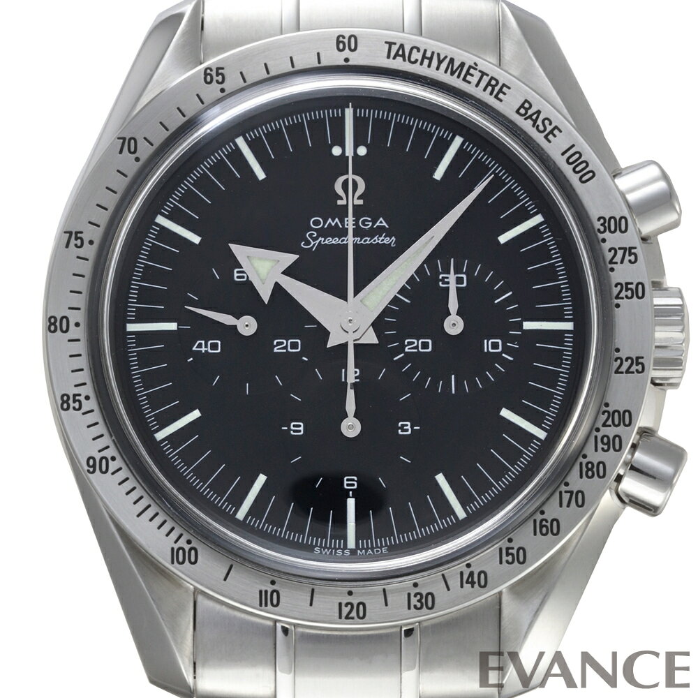 89％小傷程度 ■ブランド OMEGA オメガ ■商品名 スピードマスター ファーストレプリカ ■型番 3594.50 ■素材 ステンレス ■サイズ メンズ（直径42mm） ■動力 手巻き ■ダイアル ブラック ■インデックス バー ■ベゼル タキメーター ■ベルト ブレスレット ■防水 日常生活防水 ■保証 中古　1年保証 ■コンディション 89％ ■付属品 ボックス・ギャランティ・取扱説明書 ■機能／その他 クロノグラフ プラスチック風防 2026年8月に弊社にてオーバーホール、外装研磨、ゼンマイ等の内装パーツの交換を行っています。 針に擦れが見られます。また、風防や裏蓋、バックル等に微細傷が残りますが、全体的に綺麗な状態です。 付属するギャランティ（国内並行店）の日付は、2004年6月。ボックスの外箱に汚れやダメージ、内箱に劣化があります。 ブレスレットの内径 最大約18.5cm 1997年にスピードマスター40周年記念として40セットのみ販売されたスペシャルセット「ミッションズ」（全23本）内の一つで、スピードマスター・ファーストモデルを復刻したファースト・レプリカ。その後にレギュラー品として生産された本モデル「Ref.3594.50」は、1998年から2003年まで展開されていました。 アローハンドの針やステンレスタキメーター、プラスチック風防、アップライト仕様の旧ロゴなど、当時の雰囲気を再現しており、ムーブメントにはオメガの歴史的な手巻きクロノグラフ “Cal.1861" を搭載しています。 腕時計愛好家　人気ハッシュタグ #Omega #Speedmaster #OmegaWatches #OmegaSpeedmaster #Moonwatch #OmegaSeamaster #Seamaster #SpeedyTuesday #オメガ #OmegaWatch #オメガ時計 #ヴィンテージ #アンティーク 販売店：銀座エバンス (エバンス EVANCE エバンス銀座 EVANCE銀座 銀座店)オメガ スピードマスター ファーストレプリカ 42mm 3594.50