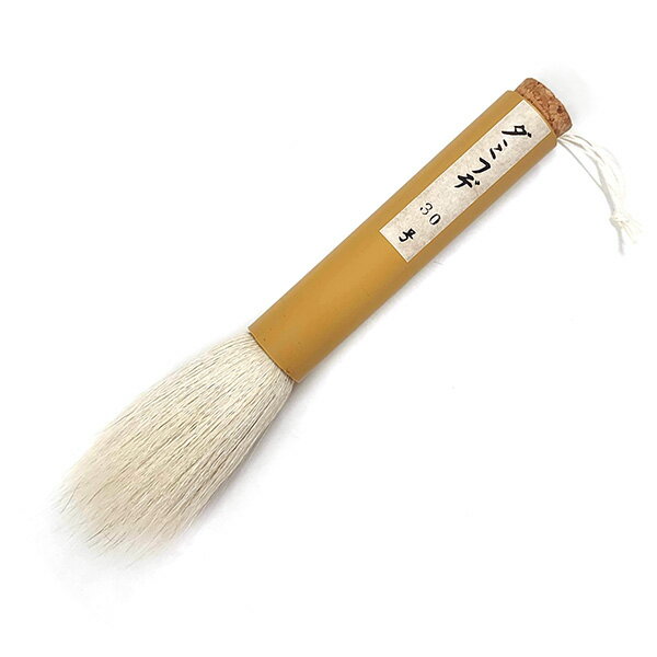 陶芸．comの筆は、広島県熊野町の熟練工が手作りで生産した、水含みの良い陶芸用のオリジナル製品です。絵付けの際骨描きの中を塗ったり、釉薬の塗り掛けに使用します。大作にふさわしい、鹿毛を使った大型の高級ダミ筆です。 《筆毛の特徴》 イタチ毛・・・・しなやかな弾力があり、水含み、毛のまとまりも非常に良い。更に、毛先消耗度が極めて低く、面相の材質としては最高級の面相に使用される。 狸毛・・・・・・毛先が鋭く軽妙なタッチで描け、筆自体の復元性も良い。 面相の材質としては、高級面相に使われる。 鹿毛・・・・・・毛の中が空洞になっているので、水含みが非常に良く、弾力があるが、毛先のまとまりは悪い。他の毛と混毛で使われたり、高級ダミ筆の材料として使われる。 馬毛・・・・・・水含み、毛のまとまりが良く、軟らかい弾力があるため、他の毛と混毛で使われることが多い。 山羊毛・・・・・水含み、毛のまとまりが良く、毛の消耗度が低い。復元性に特徴があり、腰の強いものと軟らかいものがある。 ダミ筆や刷毛の材料として使われることが多い。　