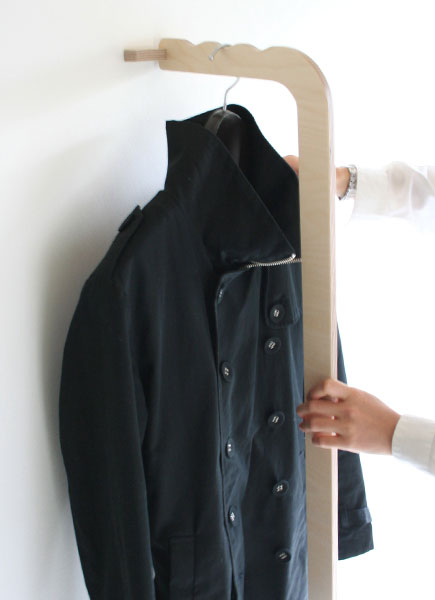 コートハンガー Eau オー coat hanger STICK コート 3着収納 スティック 木製 おしゃれ スリム フィンランドバーチプライ ナチュラル ブラック ポールハンガー ハンガーラック コート用ハンガー コート掛け 高級 ギフト coat hanger オー コートハンガー Eau STICK 木製 おしゃれ スリム ハンガーラック STICKアイスホッケーのスティックをイメージさせるデザイン 一枚の板から切り抜かれたシンプルな形は 壁に立てかけて使用するようになっており ”スティック”一本につき3着のコート等を掛けることができます クリックで拡大表示します 上部はハンガーを掛ける為に緩く波を打っています コートを掛けていないときも美しく 周りのインテリアの邪魔をすることはありません そしてスティックの最大の特徴は省スペースでスマートに収納できること 奥行きは壁面より約30cm 玄関や部屋のちょっとしたスペースに置くことができます ナチュラルスタイルへのアプローチを強く感じます 背伸びしていない感じがなんとも可愛らしいデザインです DESIGN