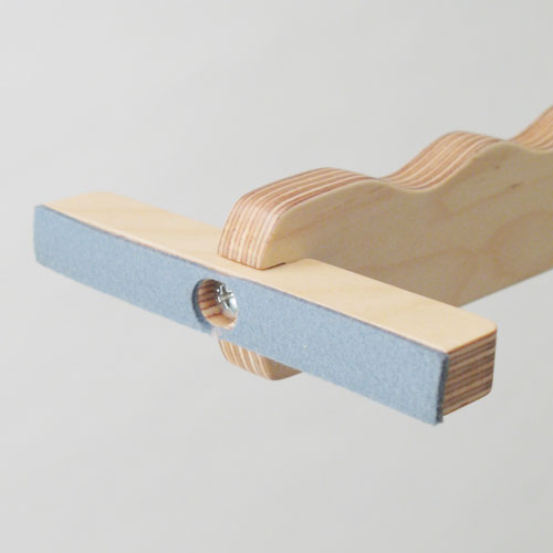 コートハンガー Eau オー coat hanger STICK コート 3着収納 スティック 木製 おしゃれ スリム フィンランドバーチプライ ナチュラル ブラック ポールハンガー ハンガーラック コート用ハンガー コート掛け 高級 ギフト coat hanger オー コートハンガー Eau STICK 木製 おしゃれ スリム ハンガーラック STICKアイスホッケーのスティックをイメージさせるデザイン 一枚の板から切り抜かれたシンプルな形は 壁に立てかけて使用するようになっており ”スティック”一本につき3着のコート等を掛けることができます クリックで拡大表示します 上部はハンガーを掛ける為に緩く波を打っています コートを掛けていないときも美しく 周りのインテリアの邪魔をすることはありません そしてスティックの最大の特徴は省スペースでスマートに収納できること 奥行きは壁面より約30cm 玄関や部屋のちょっとしたスペースに置くことができます ナチュラルスタイルへのアプローチを強く感じます 背伸びしていない感じがなんとも可愛らしいデザインです DESIGN