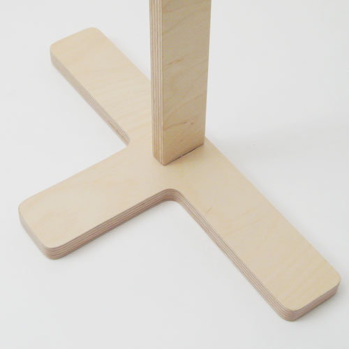 コートハンガー Eau オー coat hanger STICK コート 3着収納 スティック 木製 おしゃれ スリム フィンランドバーチプライ ナチュラル ブラック ポールハンガー ハンガーラック コート用ハンガー コート掛け 高級 ギフト coat hanger オー コートハンガー Eau STICK 木製 おしゃれ スリム ハンガーラック STICKアイスホッケーのスティックをイメージさせるデザイン 一枚の板から切り抜かれたシンプルな形は 壁に立てかけて使用するようになっており ”スティック”一本につき3着のコート等を掛けることができます クリックで拡大表示します 上部はハンガーを掛ける為に緩く波を打っています コートを掛けていないときも美しく 周りのインテリアの邪魔をすることはありません そしてスティックの最大の特徴は省スペースでスマートに収納できること 奥行きは壁面より約30cm 玄関や部屋のちょっとしたスペースに置くことができます ナチュラルスタイルへのアプローチを強く感じます 背伸びしていない感じがなんとも可愛らしいデザインです DESIGN