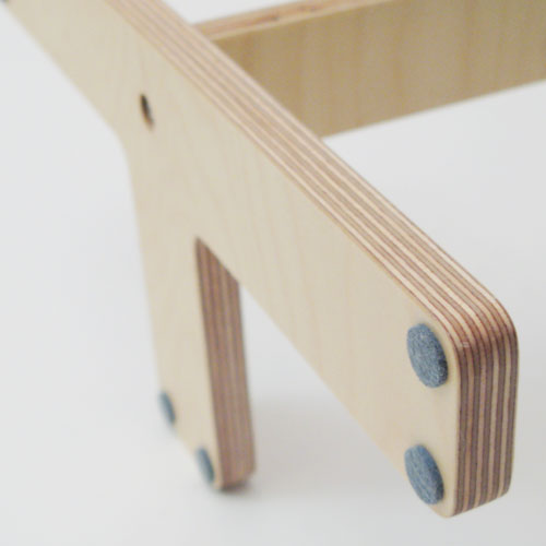 コートハンガー Eau オー coat hanger STICK コート 3着収納 スティック 木製 おしゃれ スリム フィンランドバーチプライ ナチュラル ブラック ポールハンガー ハンガーラック コート用ハンガー コート掛け 高級 ギフト coat hanger オー コートハンガー Eau STICK 木製 おしゃれ スリム ハンガーラック STICKアイスホッケーのスティックをイメージさせるデザイン 一枚の板から切り抜かれたシンプルな形は 壁に立てかけて使用するようになっており ”スティック”一本につき3着のコート等を掛けることができます クリックで拡大表示します 上部はハンガーを掛ける為に緩く波を打っています コートを掛けていないときも美しく 周りのインテリアの邪魔をすることはありません そしてスティックの最大の特徴は省スペースでスマートに収納できること 奥行きは壁面より約30cm 玄関や部屋のちょっとしたスペースに置くことができます ナチュラルスタイルへのアプローチを強く感じます 背伸びしていない感じがなんとも可愛らしいデザインです DESIGN