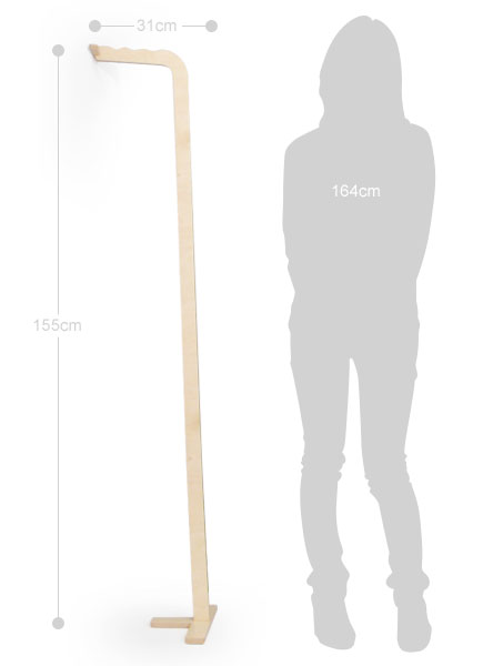 コートハンガー Eau オー coat hanger STICK コート 3着収納 スティック 木製 おしゃれ スリム フィンランドバーチプライ ナチュラル ブラック ポールハンガー ハンガーラック コート用ハンガー コート掛け 高級 ギフト coat hanger オー コートハンガー Eau STICK 木製 おしゃれ スリム ハンガーラック STICKアイスホッケーのスティックをイメージさせるデザイン 一枚の板から切り抜かれたシンプルな形は 壁に立てかけて使用するようになっており ”スティック”一本につき3着のコート等を掛けることができます クリックで拡大表示します 上部はハンガーを掛ける為に緩く波を打っています コートを掛けていないときも美しく 周りのインテリアの邪魔をすることはありません そしてスティックの最大の特徴は省スペースでスマートに収納できること 奥行きは壁面より約30cm 玄関や部屋のちょっとしたスペースに置くことができます ナチュラルスタイルへのアプローチを強く感じます 背伸びしていない感じがなんとも可愛らしいデザインです DESIGN